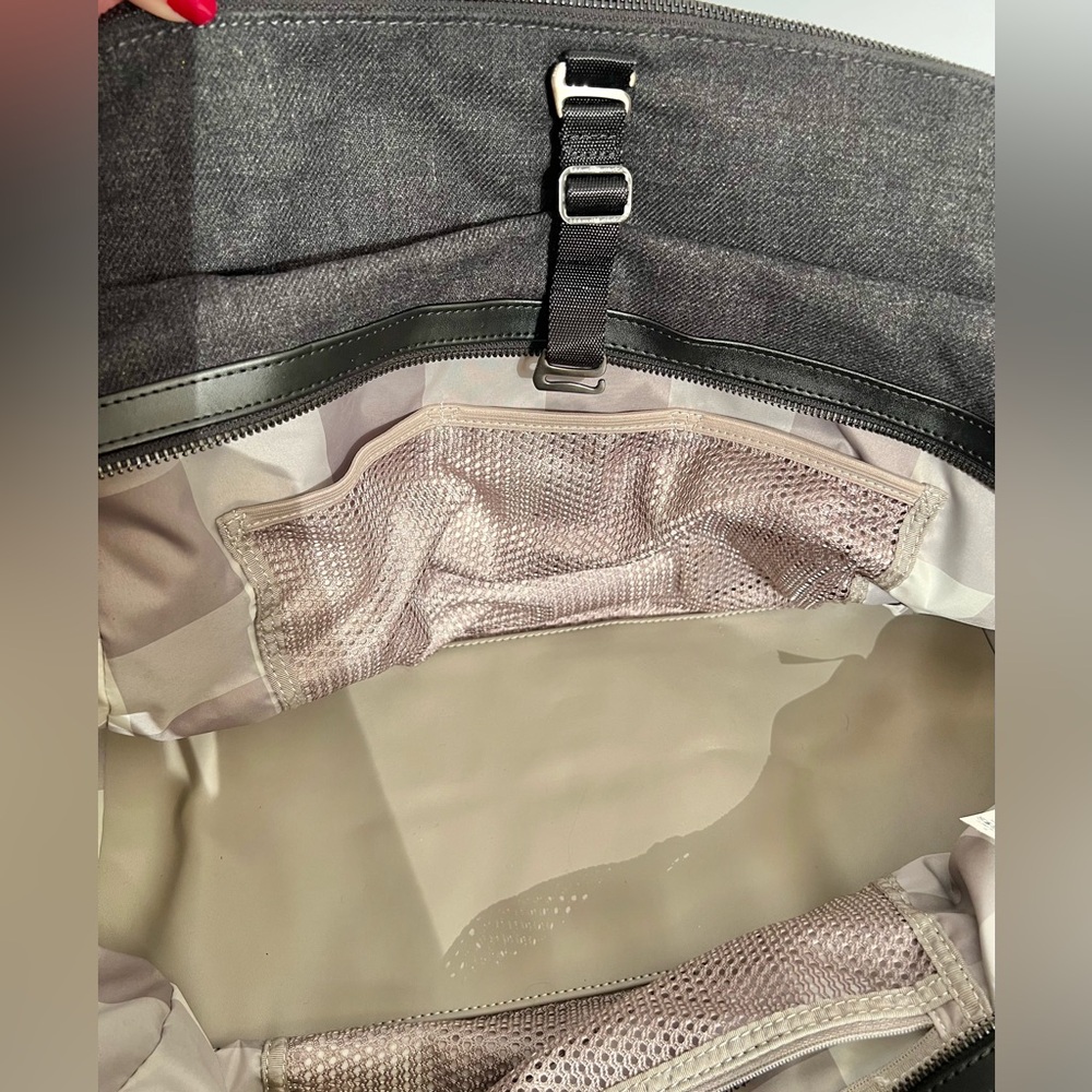 Lululemon Athletica Duffle Bag Gray/Black Large - Picture 13 of 16